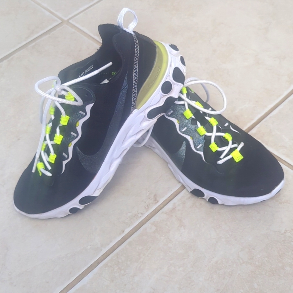 Nike size 9 black and neon yellow cross training sneakers, tennis shoes